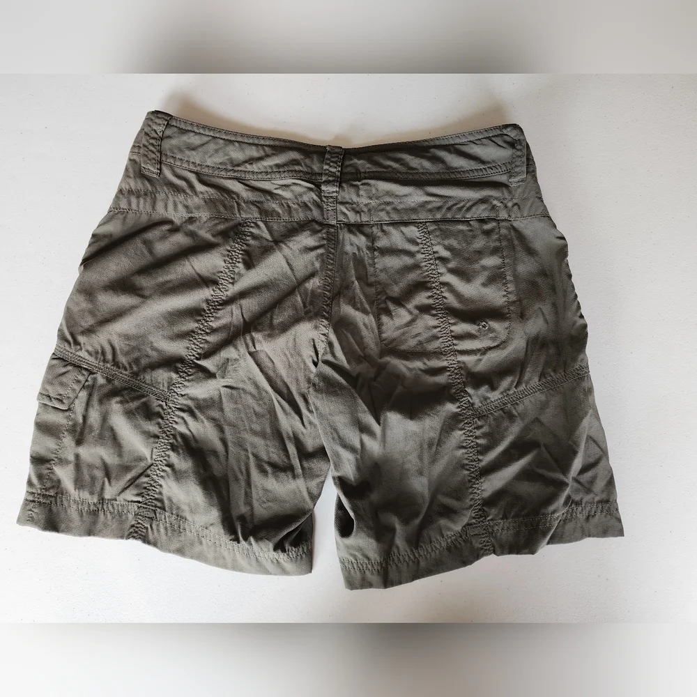 The North Face Women's VNTG Olive Army Green Cargo Shorts Sz 4.